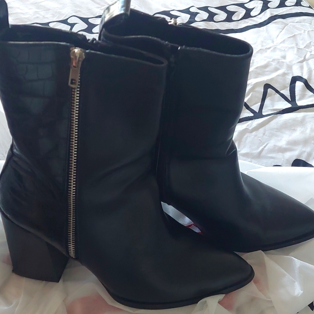 Size 9M Steve Madden leather Chunky Heel Boots